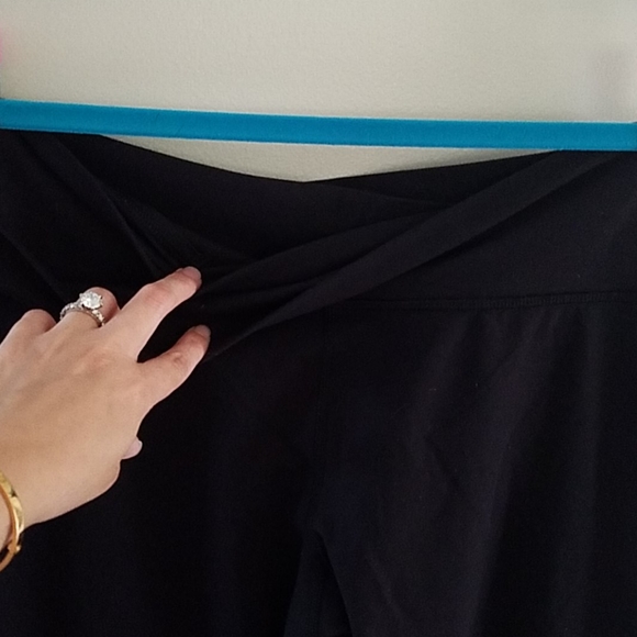 Lululemon black wide leg yoga pants size 8/medium - Picture 4 of 6